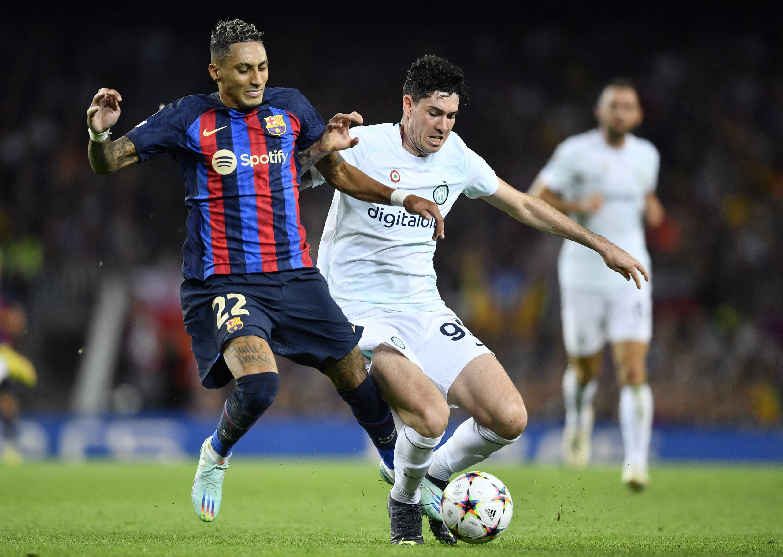 تعادل مثير يحسم لقاء برشلونة مع إنتر في “كامب نو”#