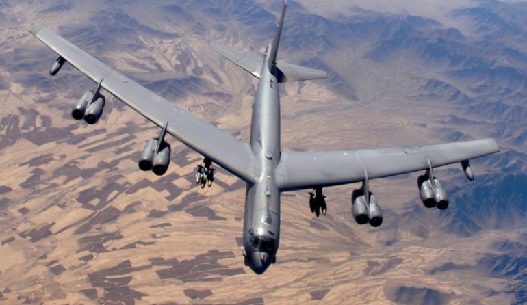 رويترز : تحطم طائرة أمريكية من طراز B-52 بعد إقلاعها من قاعدة في كاليفورنيا 