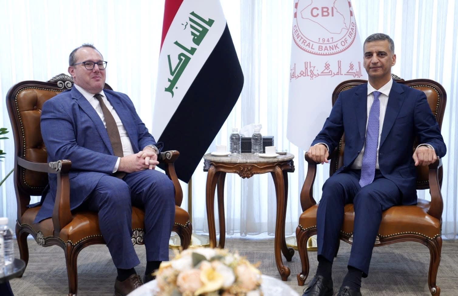 محافظ البنك المركزي والقائم بأعمال السفارة الأمريكية يبحثان تعزيز الاستقرار النقدي والإصلاحات المصرفية 