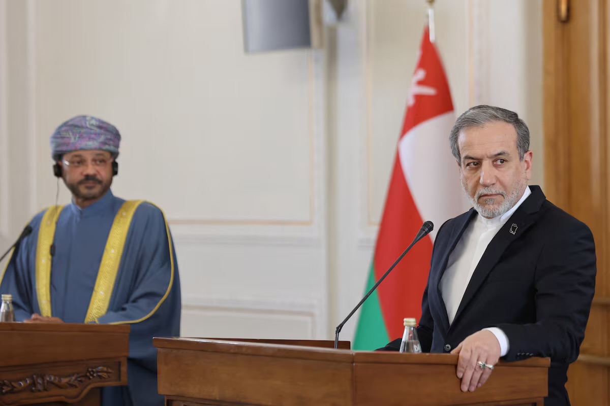 إيران وعُمان تبحثان مستقبل إدارة مضيق هرمز ومسقط تؤكد عدم فرض رسوم عبور 