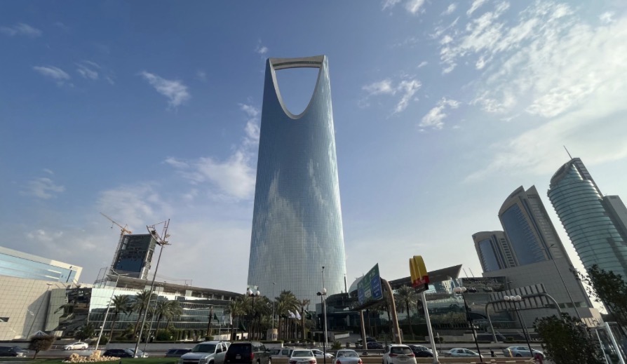 مطار الرياض يستأنف الرحلات الجوية بعد إغلاق استمر أسبوعين إثر هجمات حوثية