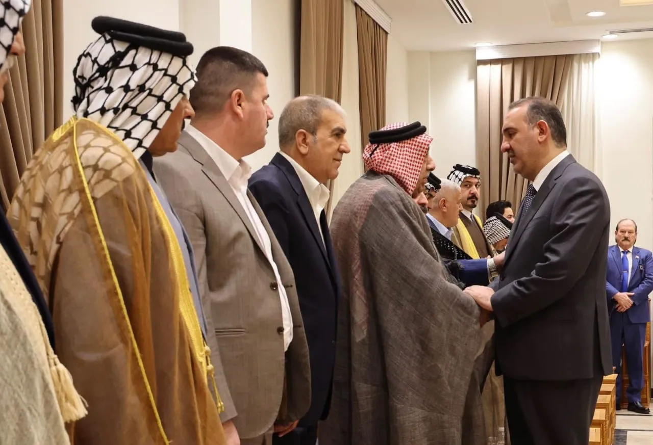 وزير الداخلية يبحث مع شيوخ العشائر تعزيز التعاون الأمني والمجتمعي ويؤكد معالجة استحقاقات الضباط
