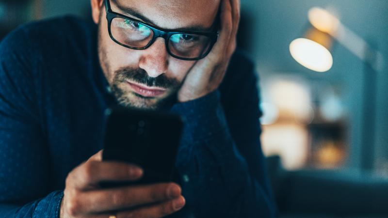 كيف تؤثر متابعة الأخبار السلبية على صحتك؟ دراسة تربط التصفح المستمر بالقلق وأعراض جسدية أخرى 