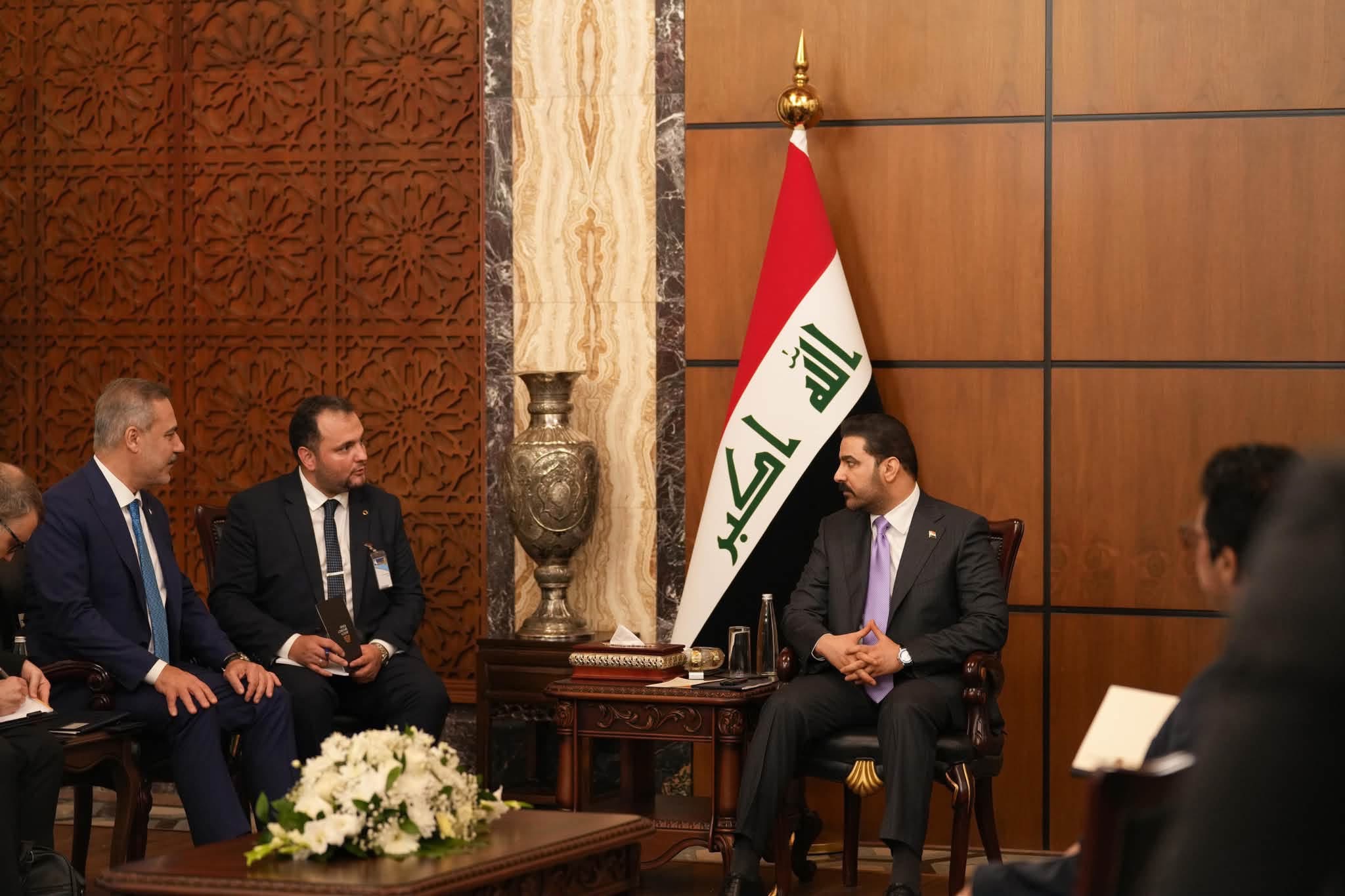 الرئيس الزيدي ووزير الخارجية التركي يبحثان اتفاقاً شاملاً للمياه وتفعيل طريق التنمية وتوسيع الاستثمارات التركية في العراق 