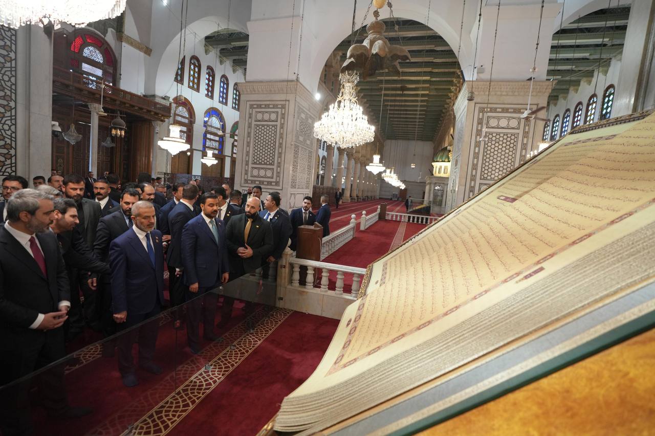 تبرع له من ماله الشخصي .. الرئيس الزيدي يؤدي الصلاة في الجامع الأموي بدمشق