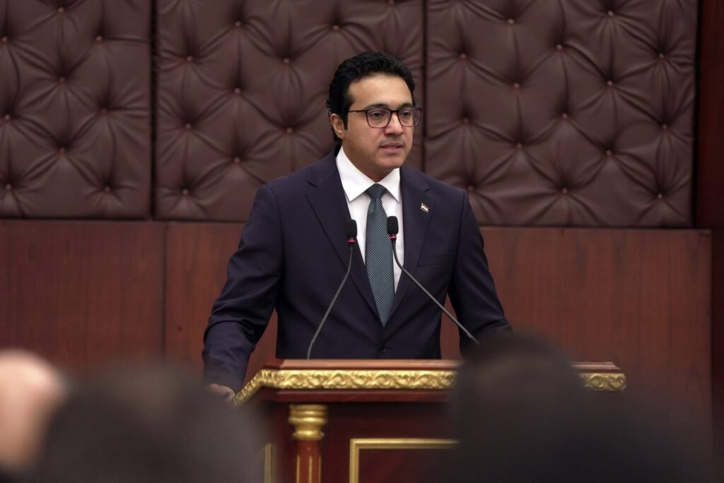 المتحدث باسم الحكومة ينفي اقتراض 16 تريليون دينار لسد عجز الموازنة ويؤكد تعزيز الإيرادات النفطية 